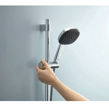 Handbrause mit Brausestange und Hand in Chromoptik im Badezimmer
