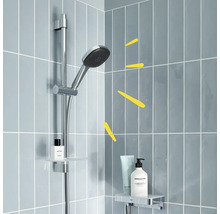 Duschstange mit Handbrause und Ablage im Badezimmer