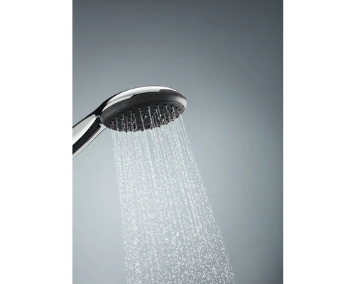 Handbrause mit Wasserstrahl im Detail
