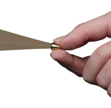 Hand hält Steinschneiderwerkzeug