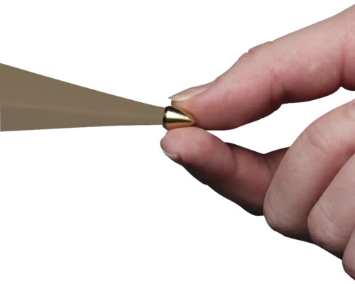 Hand hält Steinschneiderwerkzeug