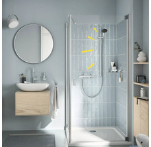Badezimmer mit Dusche, Waschbecken und Spiegel für eine helle und moderne Atmosphäre