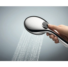 Handbrause mit Wasserstrahl und Bedienung durch eine Hand