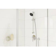 Dusche mit Armatur und Duschgelspender an einer weißen Wand