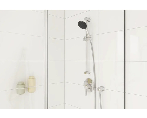 Dusche mit Armatur und Duschgelspender an einer weißen Wand