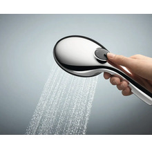 Handbrause mit Bedienung durch eine Hand unter fließendem Wasser