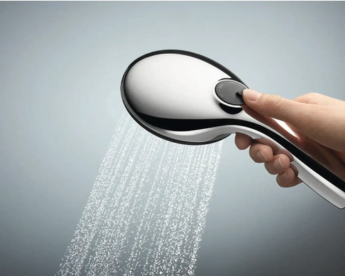 Handbrause mit Bedienung durch eine Hand unter fließendem Wasser