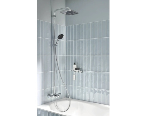 Duschset mit Kopf- und Handbrause im Badezimmer