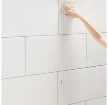 Fliesenwand mit Nivelliersystem und Hand