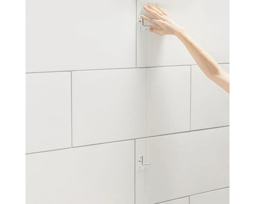 Fliesenwand mit Nivelliersystem und Hand