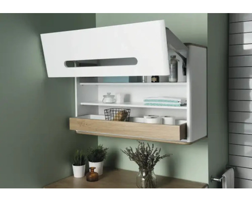 Badezimmer Szene mit offenem Wandschrank mit Regalen und Schublade zur Aufbewahrung von Badartikeln