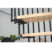 Detailansicht einer Wendeltreppe mit Holzstufen und schwarzem Metallgeländer