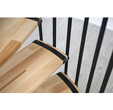 Detailaufnahme einer Holztreppe mit Metallgeländer
