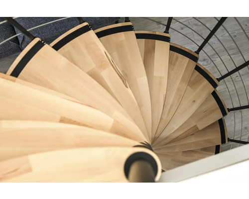 Ansicht einer Wendeltreppe aus Holz mit Metallgeländer.