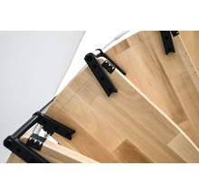 Detailansicht einer Holztreppe mit schwarzen Metallelementen