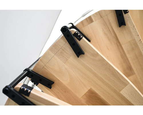 Detailansicht einer Holztreppe mit schwarzen Metallelementen