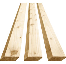 Drei rohe Holzbretter für Bauprojekte