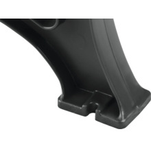 Detailansicht eines schwarzen Kunststofffußes