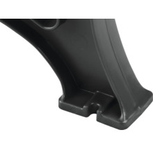 Detailansicht eines schwarzen Kunststofffußes