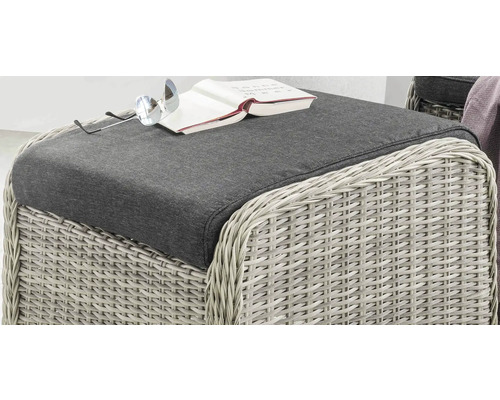 Gartenhocker mit grauer Auflage, Brille und Buch