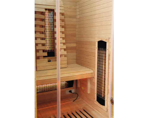 Innenansicht einer Holzsauna mit Bänken und Infrarotstrahlern