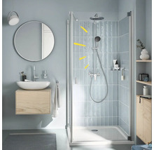 Modernes Badezimmer mit Dusche, Waschbecken und Spiegel