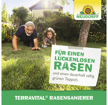 Ein Mann und ein Kind krabbeln auf einem Rasen, im Vordergrund ein Schild mit der Aufschrift Für einen lückenlosen Rasen und einen dauerhaft saftig grünen Teppich. Terra vital Rasensanierer.