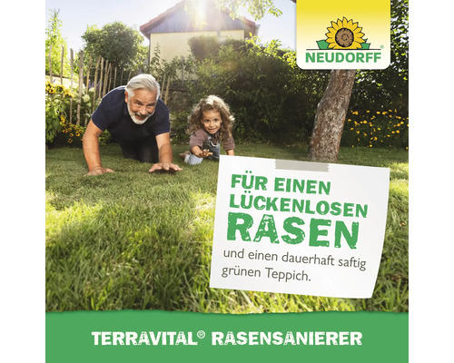 Ein Mann und ein Kind krabbeln auf einem Rasen, im Vordergrund ein Schild mit der Aufschrift Für einen lückenlosen Rasen und einen dauerhaft saftig grünen Teppich. Terra vital Rasensanierer.