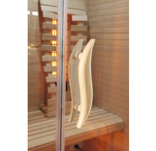 Nahaufnahme einer Sauna mit Glastür und Holzgriff