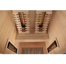 Innenansicht einer Sauna mit Holzverkleidung und Infrarotstrahlern