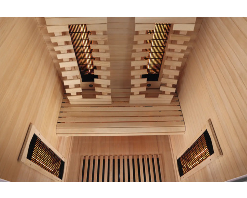 Innenansicht einer Sauna mit Holzverkleidung und Infrarotstrahlern