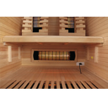 Innenansicht einer Sauna mit Holzverkleidung und Infrarotstrahlern