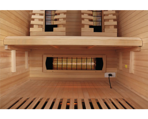 Innenansicht einer Sauna mit Holzverkleidung und Infrarotstrahlern