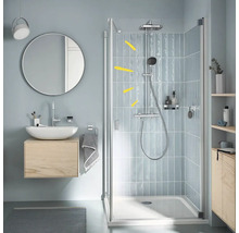 Modernes Badezimmer mit Dusche, Waschbecken und Spiegel