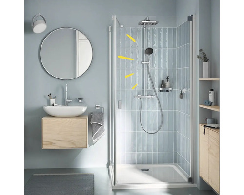 Modernes Badezimmer mit Dusche, Waschbecken und Spiegel