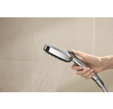 Handbrause aus Chrom im Gebrauch mit fließendem Wasser