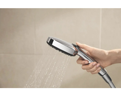 Handbrause aus Chrom im Gebrauch mit fließendem Wasser