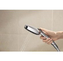 Handbrause aus Chrom mit Wasserstrahl in der Hand
