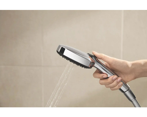 Handbrause aus Chrom mit Wasserstrahl in der Hand