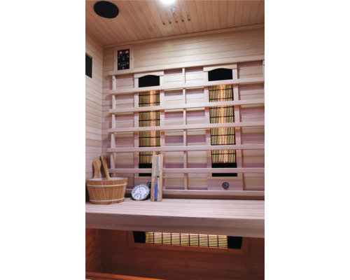 Innenansicht einer Infrarotsauna mit Holzverkleidung, Bank, Steuerungselementen und Zubehör