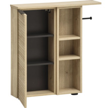 Offener Badschrank mit Regalen und Tür