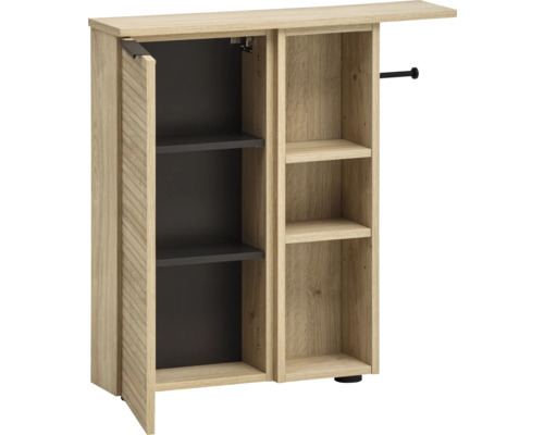 Offener Badschrank mit Regalen und Tür