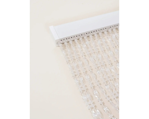 Perlenvorhang mit klarer Optik und weißer Aufhängeschiene.