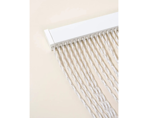 Dekorativer Fadenvorhang mit weißer Aufhängeschiene