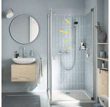 Badezimmer mit Dusche, Waschtisch und Spiegel