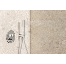 Aufputz-Brausethermostat mit Handbrause und Brauseschlauch vor Wand