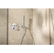 Duscharmatur mit Handbrause an gefliester Wand