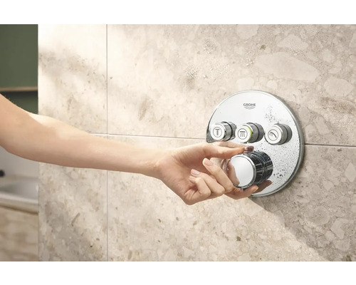 Hand bedient Grohe Duscharmatur an gefliester Wand