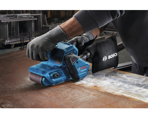 Bediener mit Handschuhen, der einen Bandschleifer auf einer Metalloberfläche verwendet, Bosch Logo