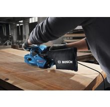 Bandschleifer beim Schleifen von Holz mit Staubbeutel und Bosch Logo